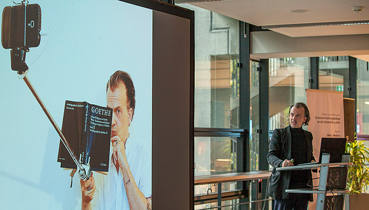 Prof. Dr. Stephan Porombka (Universität der Künste Berlin) hält einen Vortrag zur Eröffnung des Grimme-Forschungskollegs.