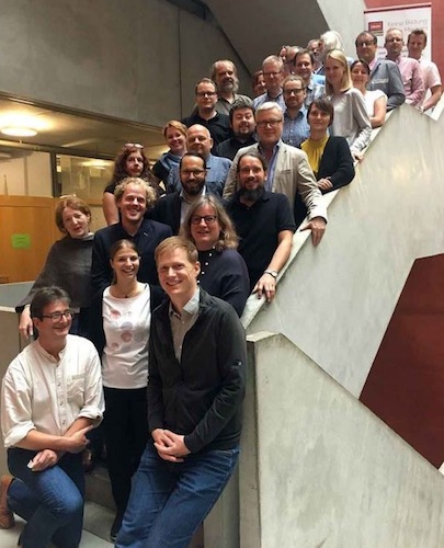 Die Konferenzteilnehmer als Gruppenbild auf einer Treppe